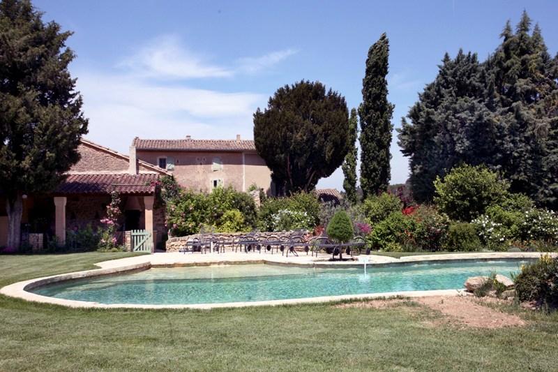 Mas restauré en Luberon avec dépendancessur 2,7 ha ...  jardin paysager, piscine